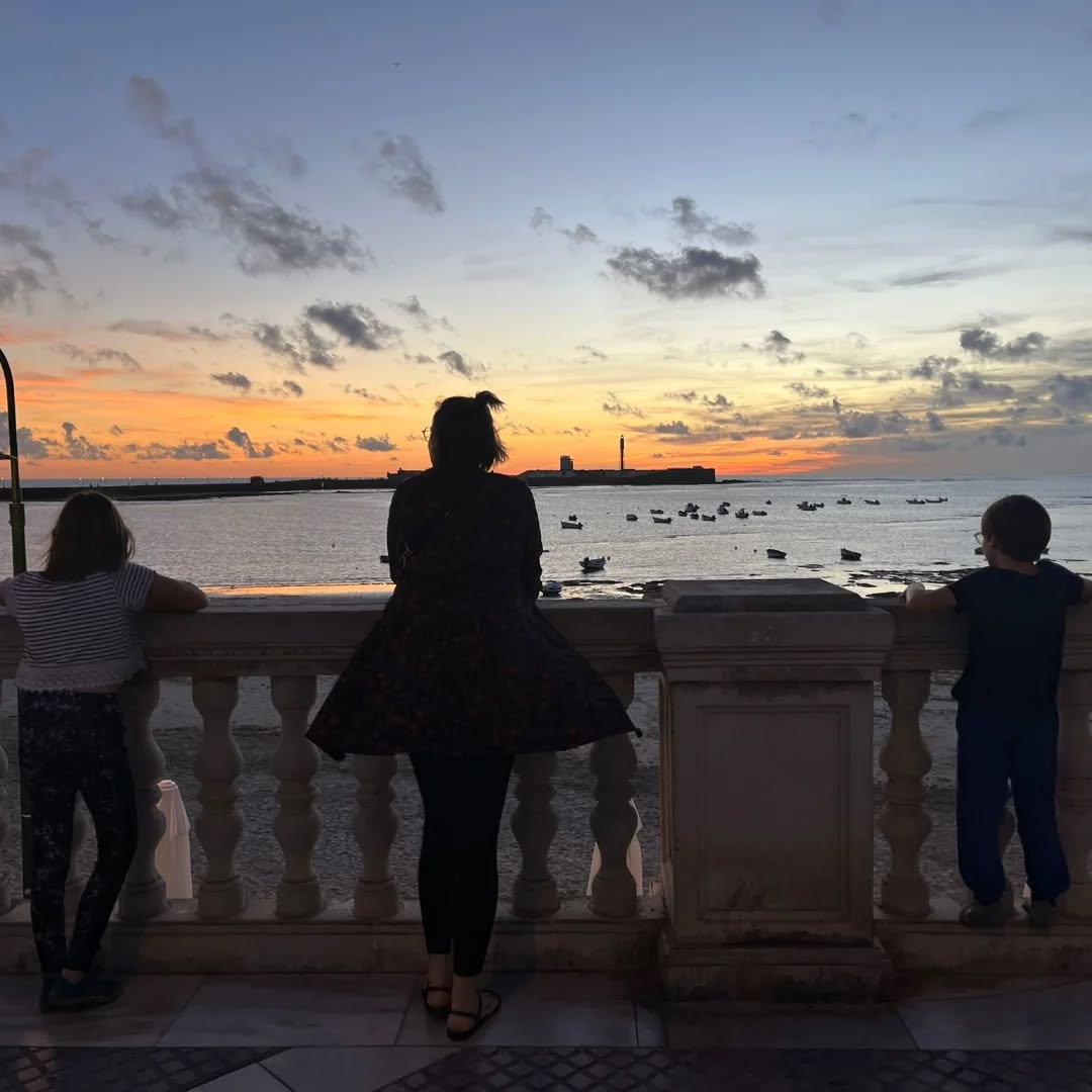 Prendre le large, regarder au delà des apparences, mettre à distance. Se retrouver,  loin, plus proche que jamais. Et se nourrir, de couleurs, de découvertes, d'idiomes et de merveilleux. Et vivre d'aventures et de rythmes différents. Remettre la joie au cœur et les ami.es au présents. Partir en vacances... 🌊✨️